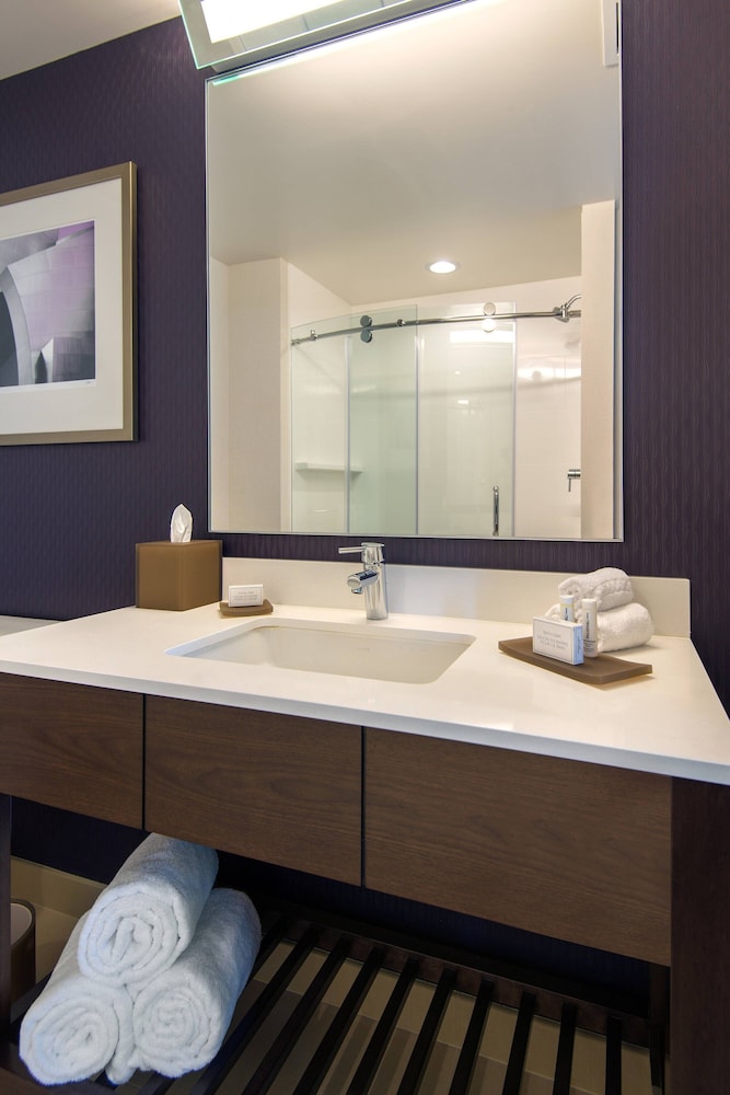 Suite, 1 King Bed thumbnail 6