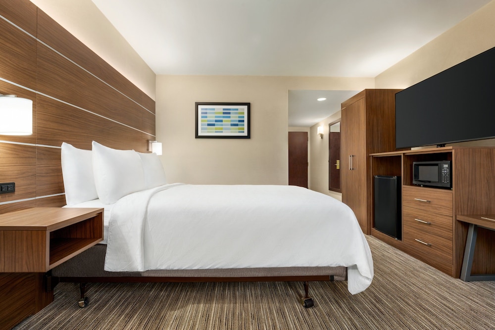 Suite, 1 Queen Bed, Accessible (Communications) - Photo 3