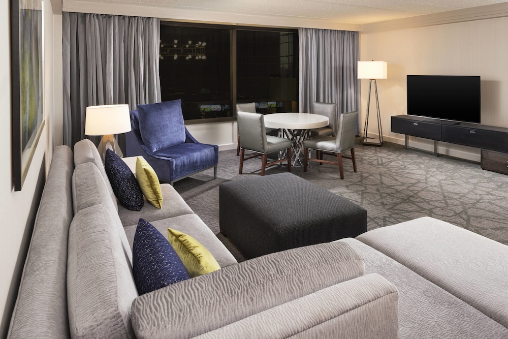 Club Suite, 1 King Bed with Sofa bed photo 3