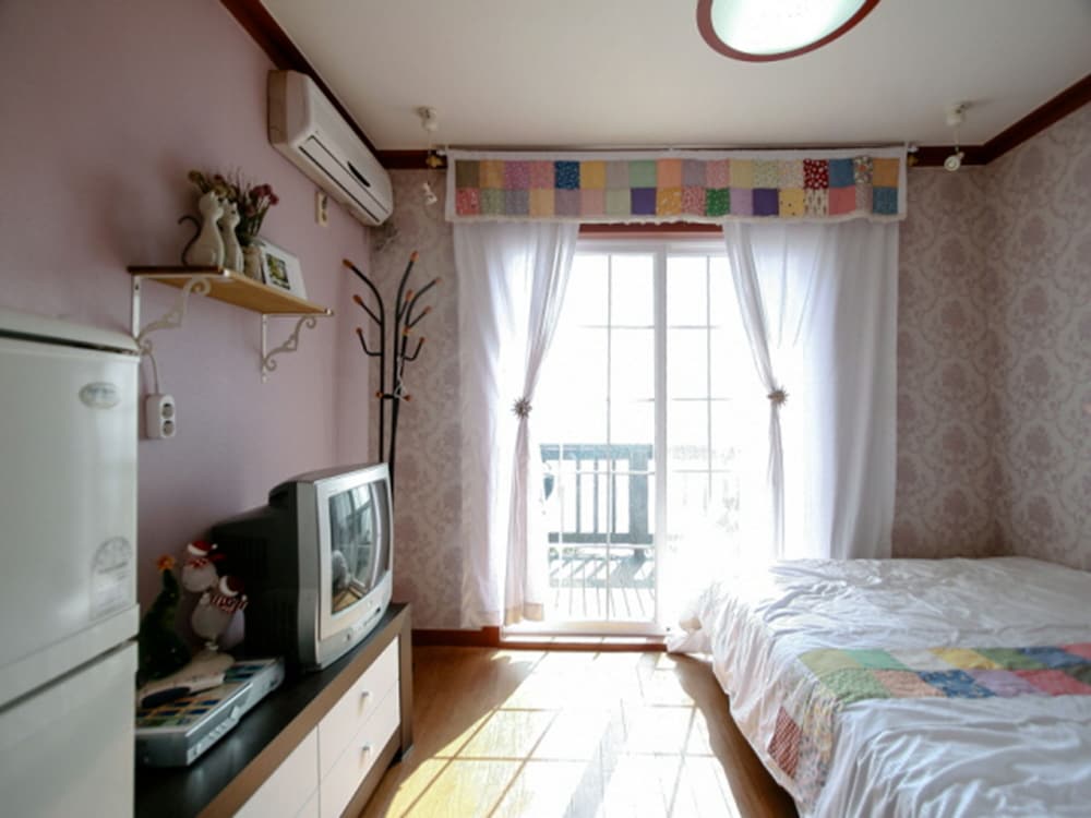 Room (Ivy) - Photo 2