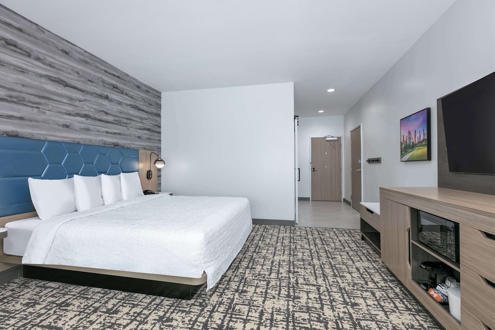Room, 1 King Bed, Accessible, Bathtub (Mobility & Hearing) - Photo 3
