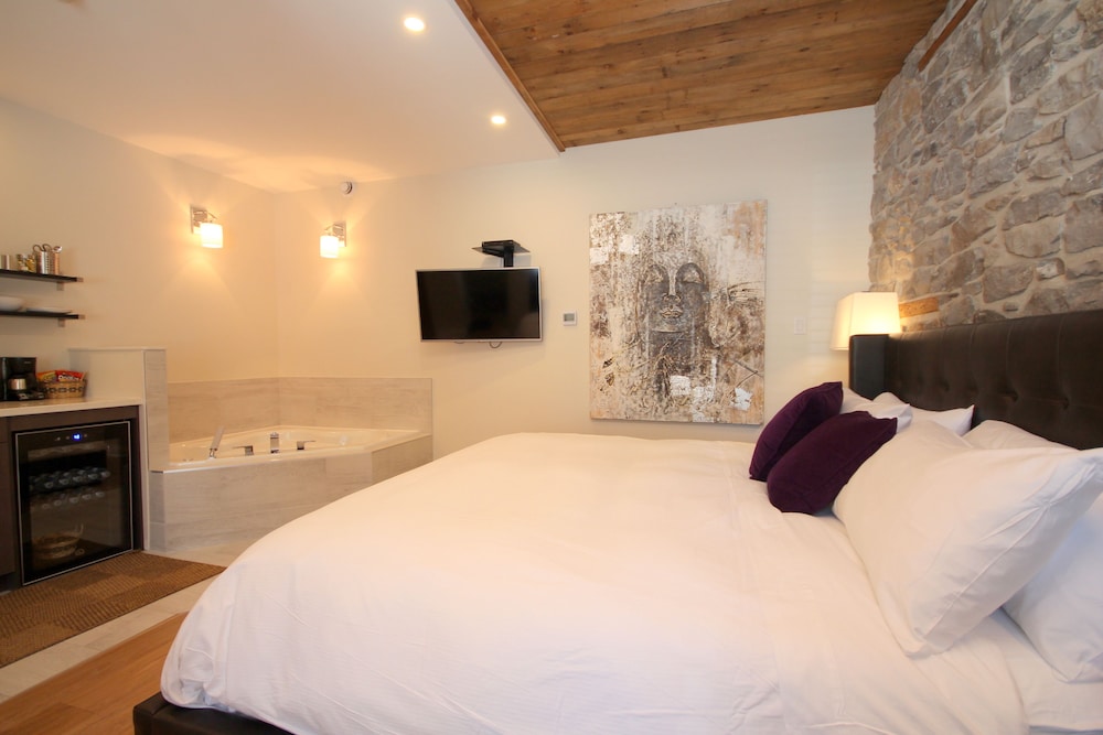 King Suite 6 with soaker tub