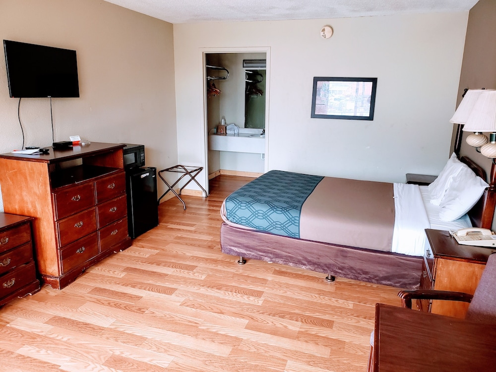 Basic Single Room, 1 Queen Bed, Smoking photo 3