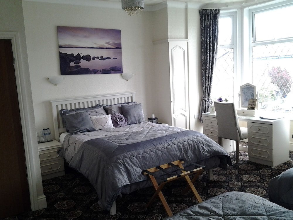 Suite, Ensuite photo 1