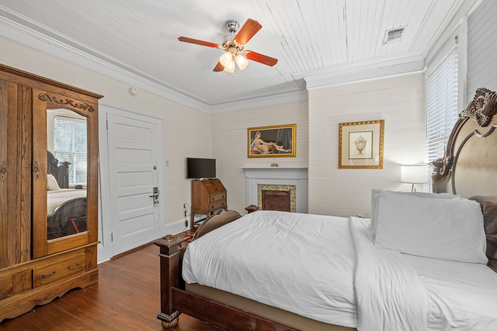 Deluxe Room, 1 Queen Bed, Non Smoking photo 2
