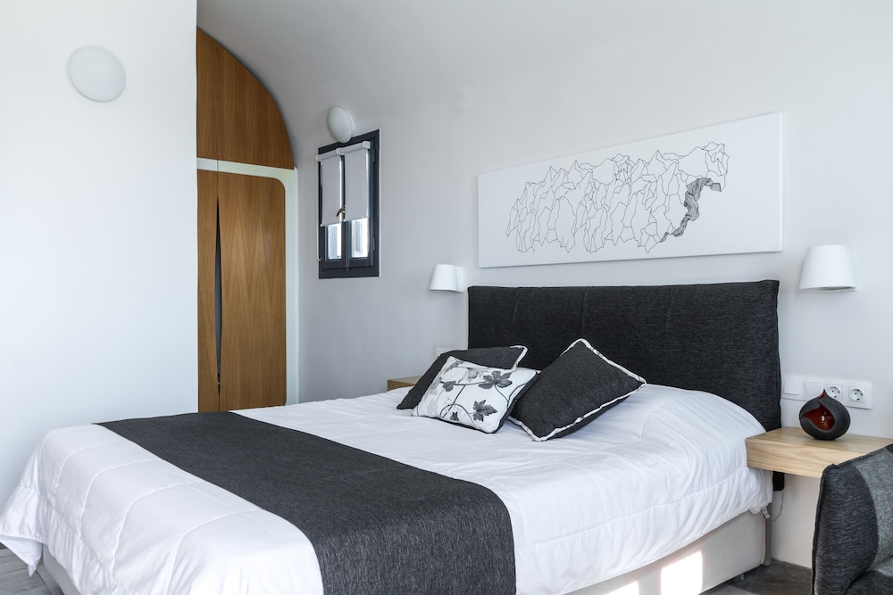 Deluxe Suite with Plunge Pool & Caldera View - Photo 2