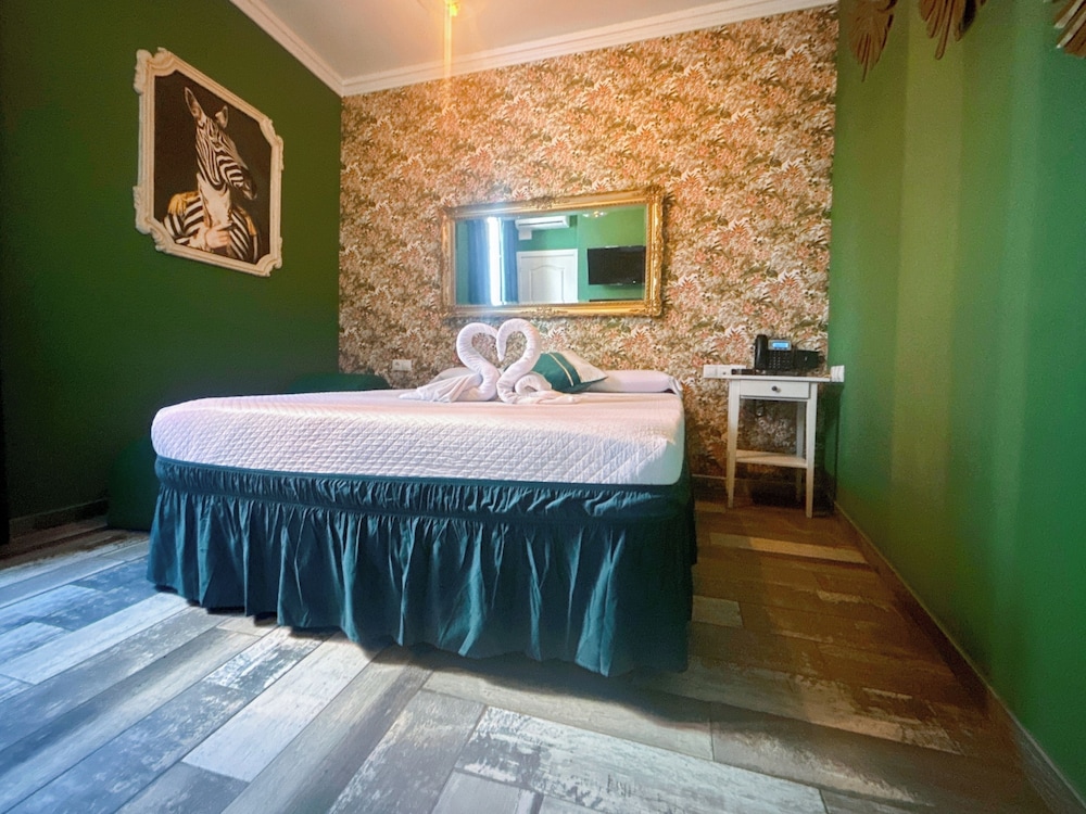 Deluxe Double Room - Photo 9