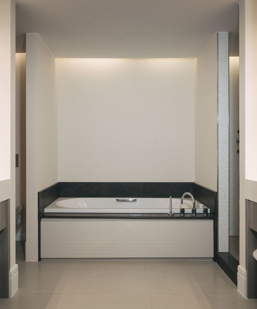 Junior Room, 1 King Bed, Lake View photo 2