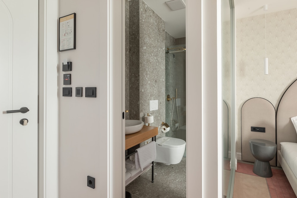 Basic Double Room thumbnail 5