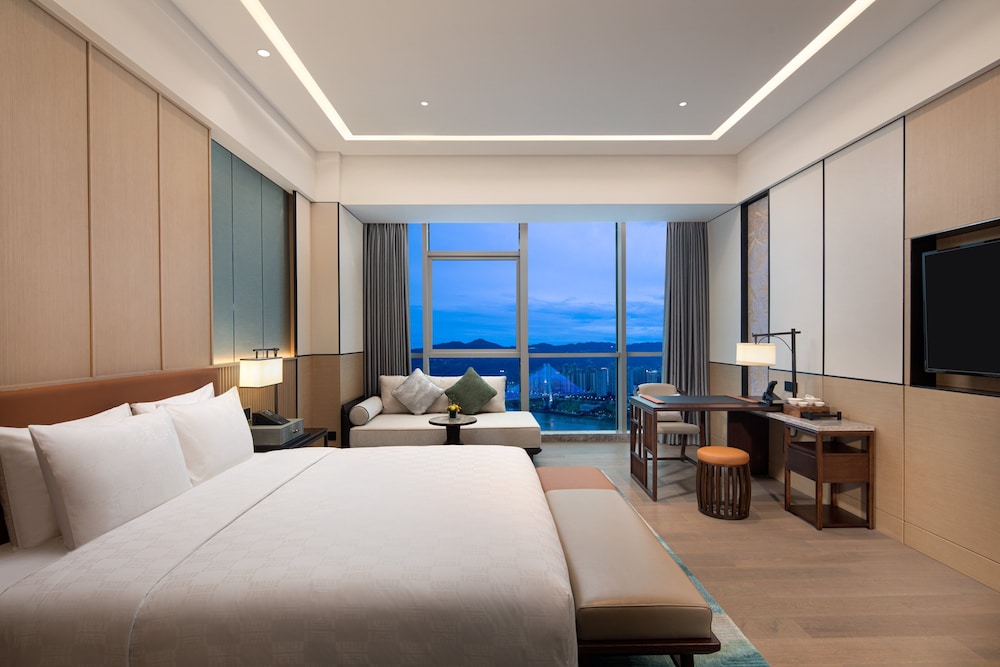 Premium Room, 1 King Bed, Accessible, Club Lounge Access (Lounge Access) - Photo 1