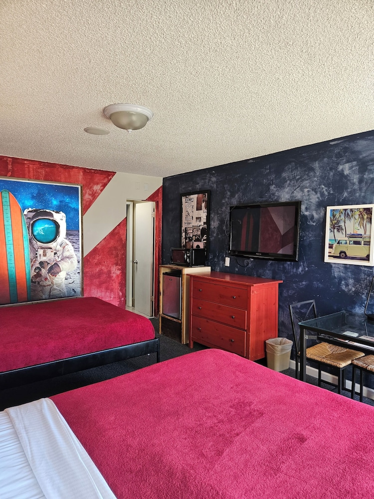 Room 4, 2 Queen Beds photo 3