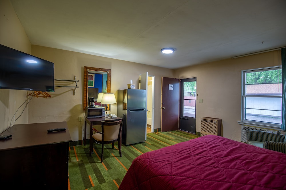 Deluxe Single Room, 1 Queen Bed, Non Smoking, Refrigerator & Microwave photo 2
