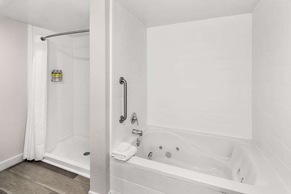 Suite, 1 Bedroom, Jetted Tub - Photo 2