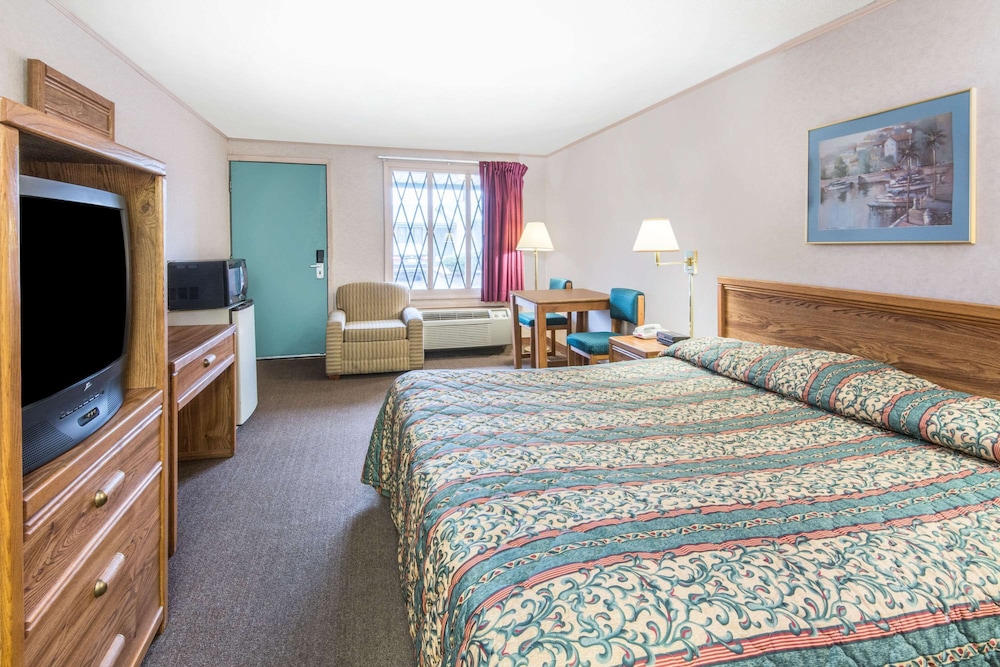Room, 1 King Bed, Non Smoking, Jetted Tub photo 1
