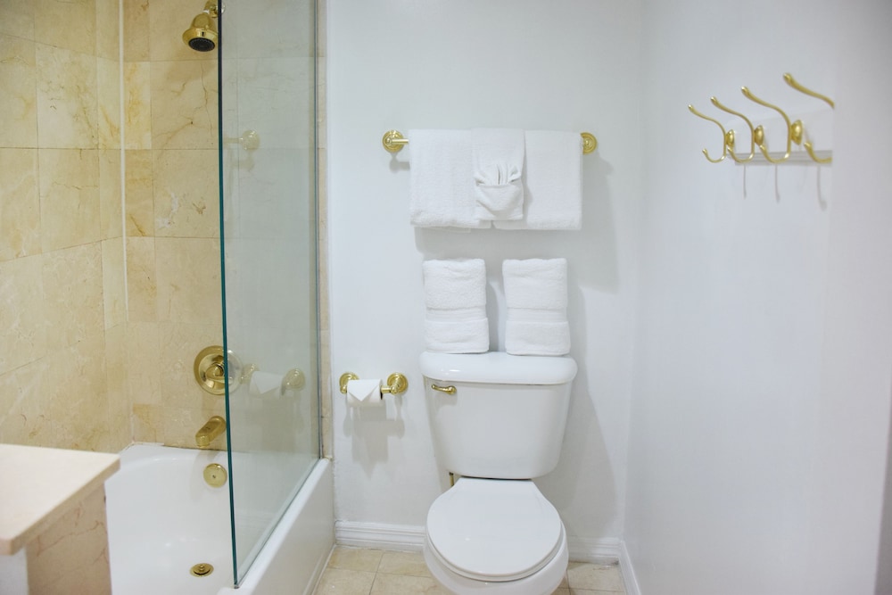 Signature Room, 1 King Bed, Ocean View - Photo 18