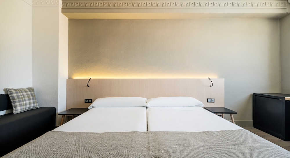 Premium Single Room photo 3