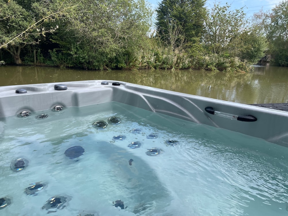 Premium Room, 1 King Bed, Hot Tub, Lake View, photo 6
