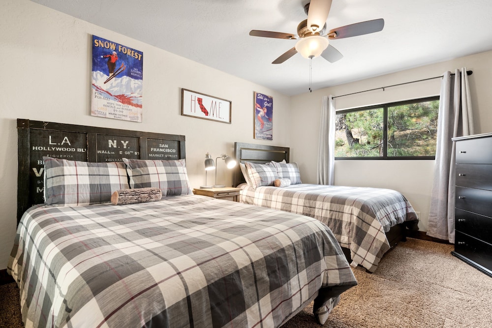 Cabin, Multiple Beds, Hot Tub, Mountain View photo 3