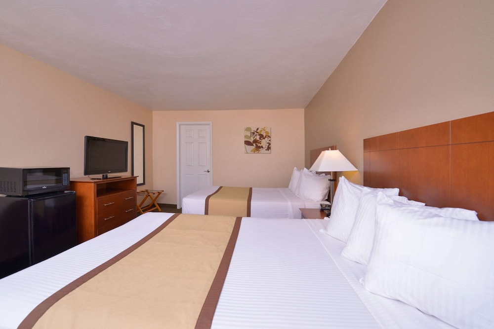 Standard Room, 2 Double Beds, Non Smoking - Photo 1
