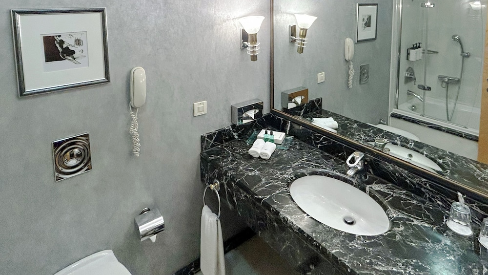 Classic Room, 2 Twin Beds, City View