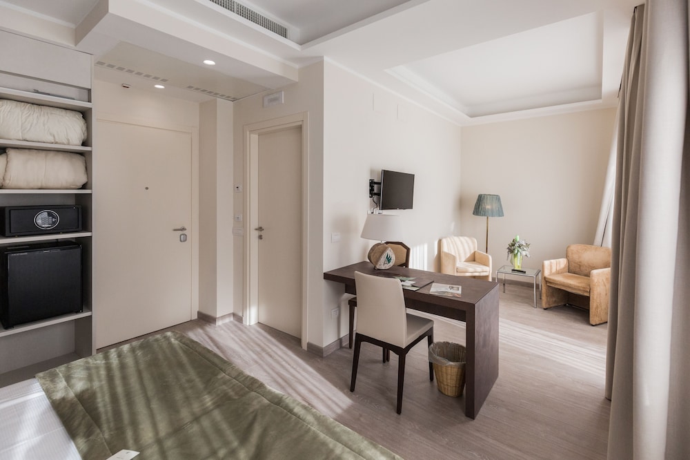 Superior Double Room (Grand Tour Eleganza Vista Parco) photo 2