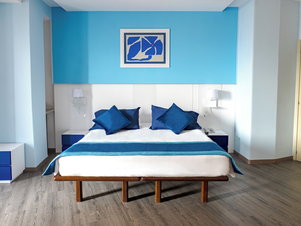 Family Room, 2 Bedrooms, Garden View - Photo 9