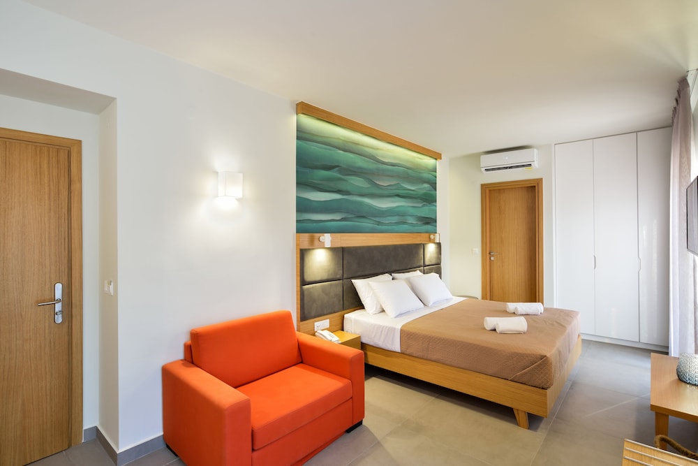 Superior Room with Balcony - Photo 2