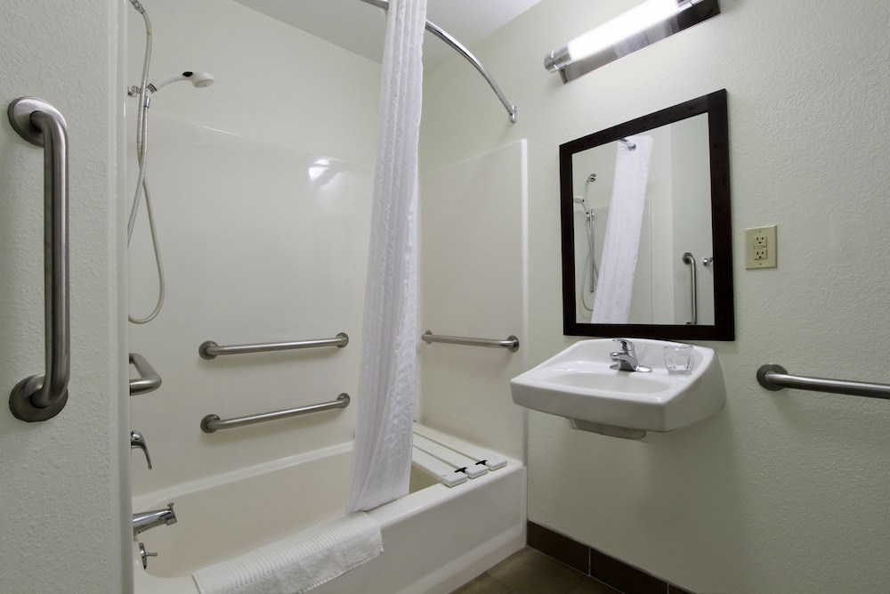 Studio Suite, 1 Queen Bed, Accessible Bathtub (Communications) - Photo 7