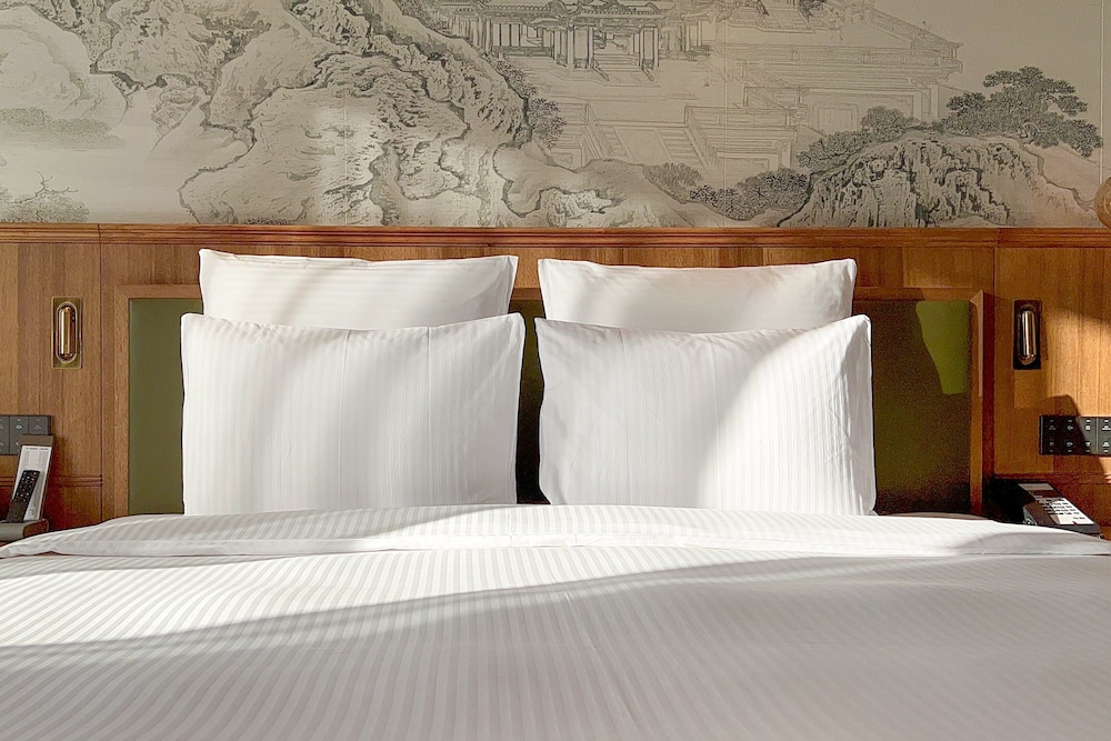 EXCLUSIVE SKY SUITE, Lounge Access,  1 King Size Bed,  Private Balcony, City View photo 2