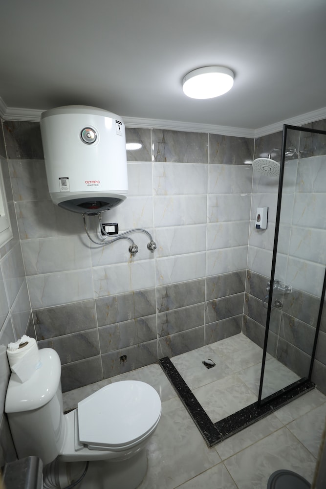 Economy Triple Room photo 3