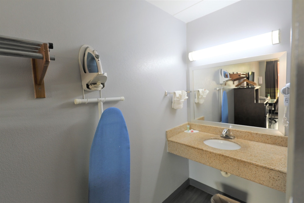 Room, 1 King Bed, Accessible, Smoking (Mobility) - Photo 3