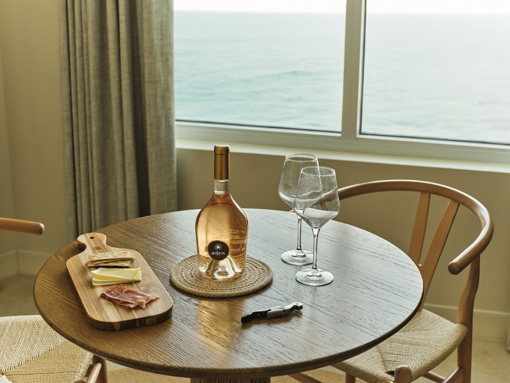 Studio Suite, 1 King Bed, Kitchenette, Ocean View - Photo 3