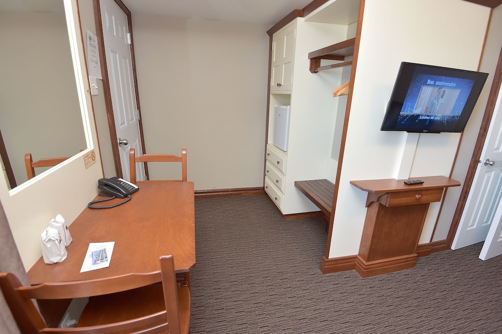 Standard Room, 2 Double Beds, Mountain View photo 3