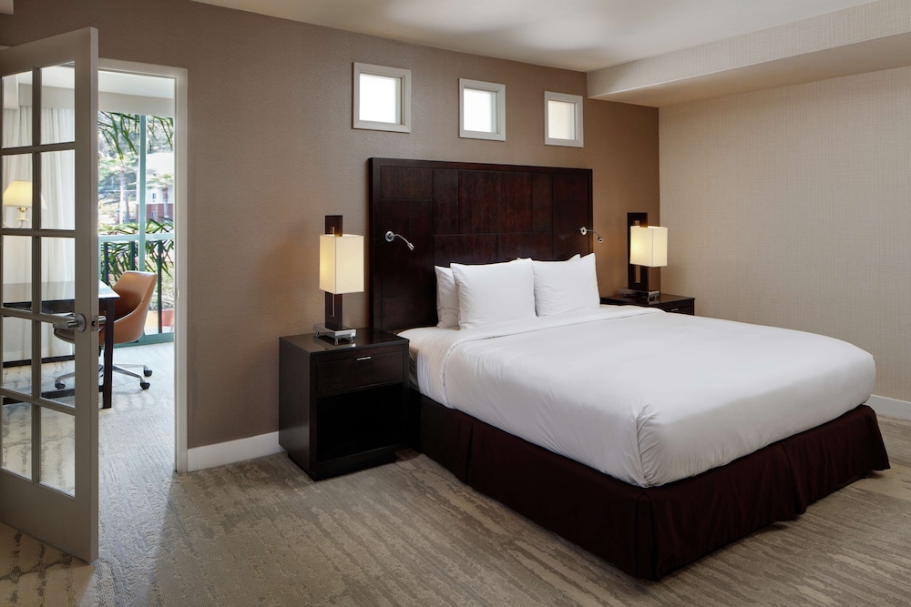 Junior Suite, 1 King Bed with Sofa bed, Balcony