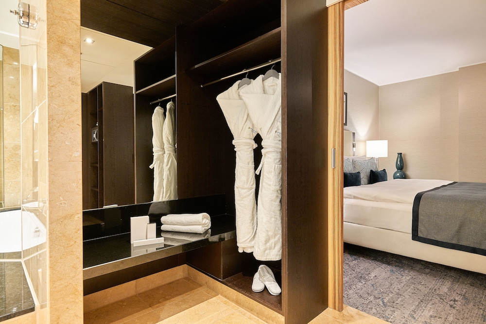Deluxe Suite, 1 King Bed with Sofa bed - Photo 2