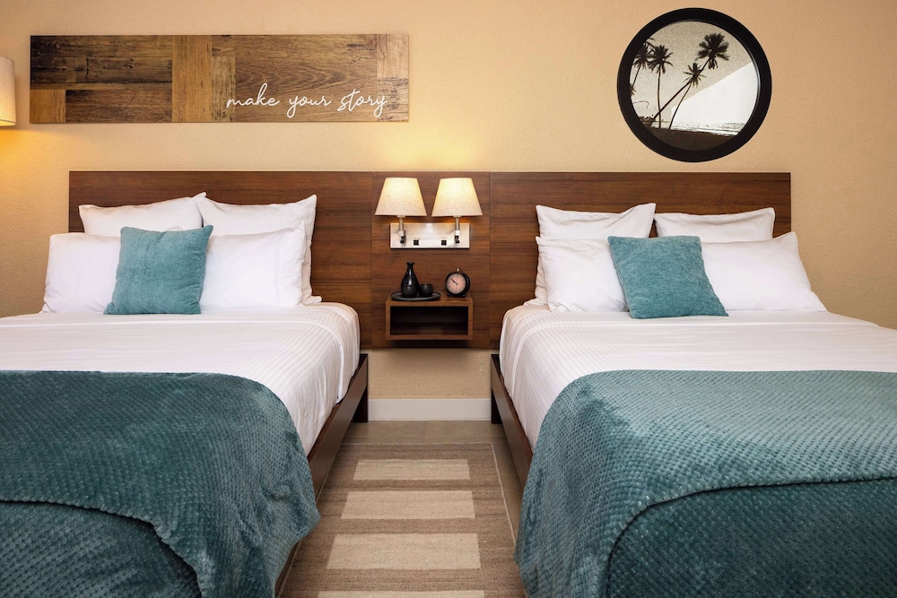 Room, 2 Queen Beds, Non Smoking (Poolside) - Photo 1