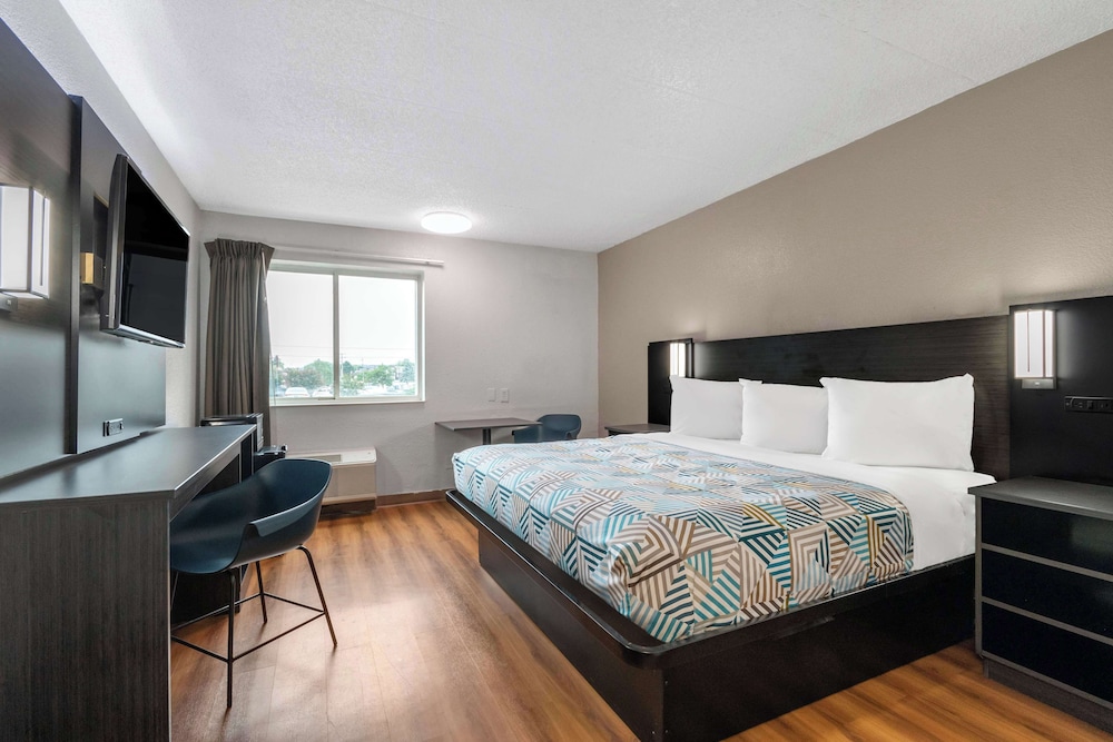 Standard Room, 1 Queen Bed, Non Smoking photo 2
