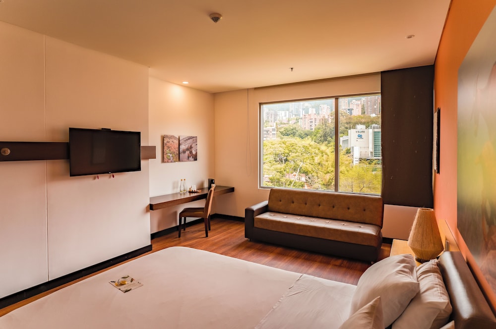 Deluxe Room, 1 Queen Bed - Photo 2