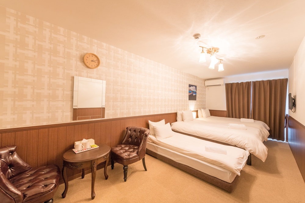 Premium Twin Room (With an Extra Bed) photo 1