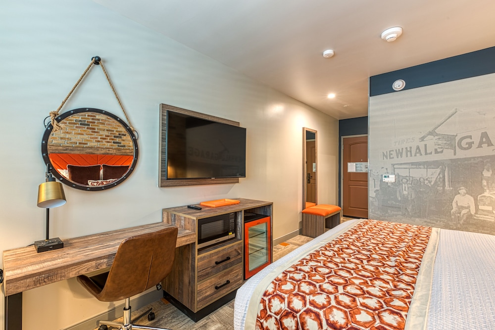 Deluxe Single Room, 1 King Bed, Non Smoking, Refrigerator photo 2