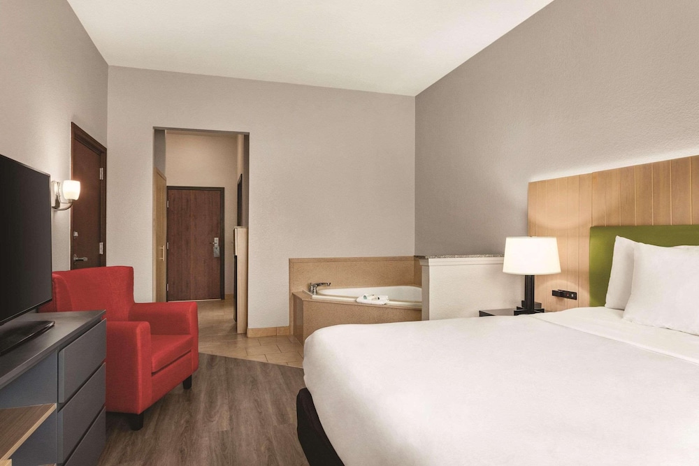 Suite, 1 King Bed, Non Smoking, Jetted Tub - Photo 1