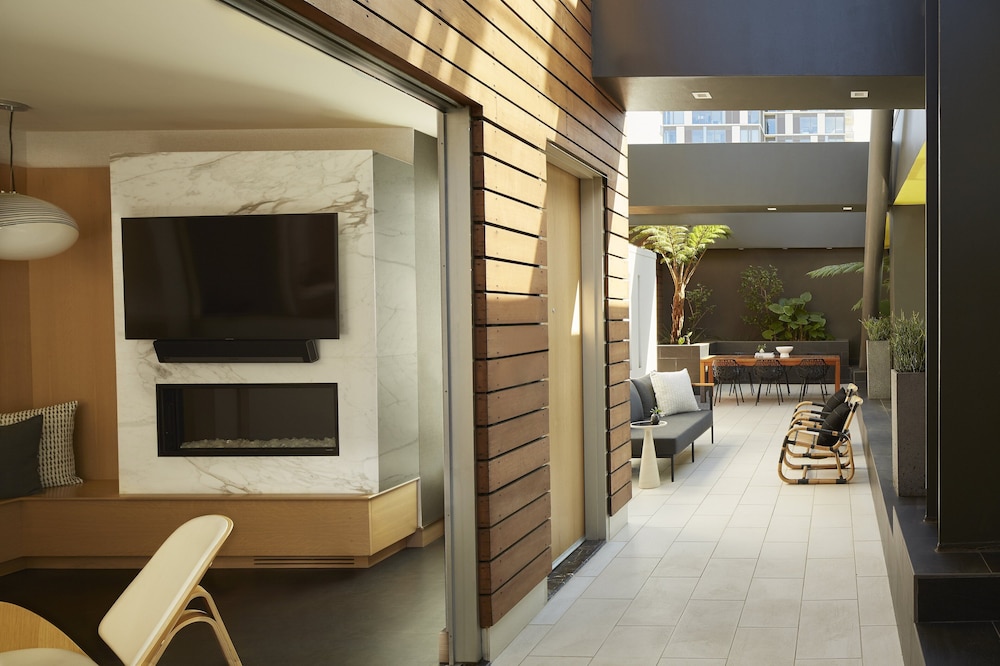 Penthouse, 1 King Bed (Wilshire) thumbnail 6