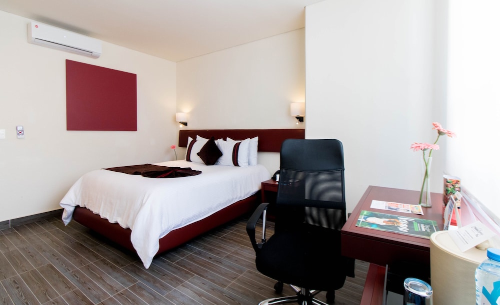 Standard Room, 1 Queen Bed photo 2