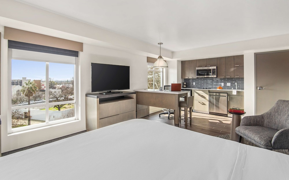 Studio Suite, 1 King Bed, Kitchen (High Floor, Sutters Fort View) - Photo 2