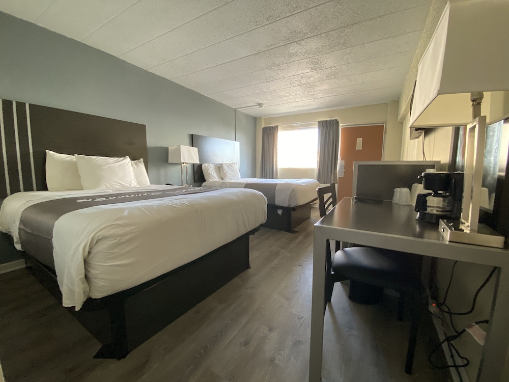 Standard Room, 2 Queen Beds, Non Smoking - Photo 24