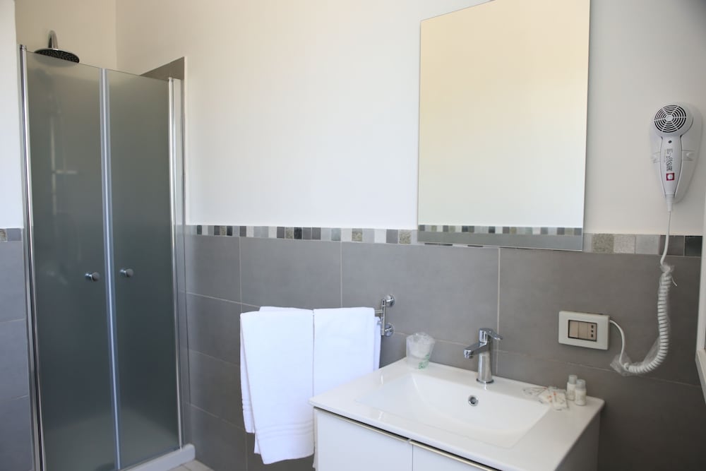 Deluxe Triple Room, Garden View - Photo 13