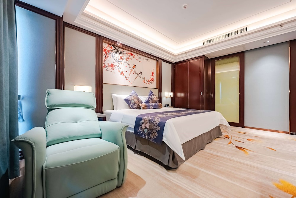 Business Suite, 1 King Bed, Smoking photo 1