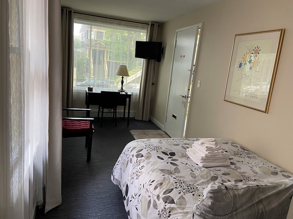 Suite, 1 Double Bed, Kitchenette, Private Bathroom