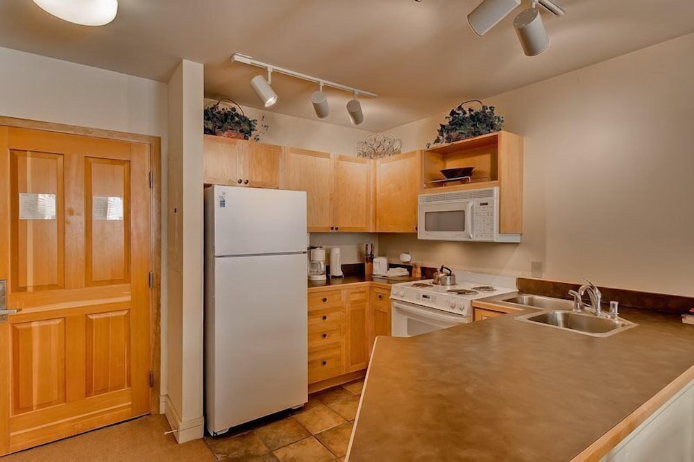 Condo (8295_Silver_Mill) photo 3