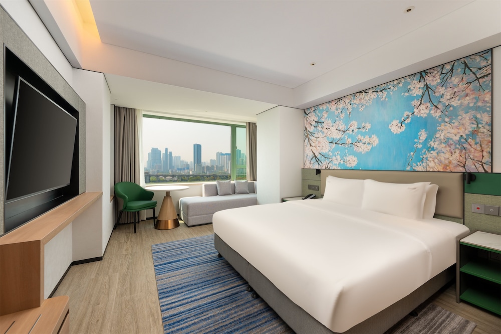 Premium Room, 1 King Bed, City View (High Floor) - Photo 2